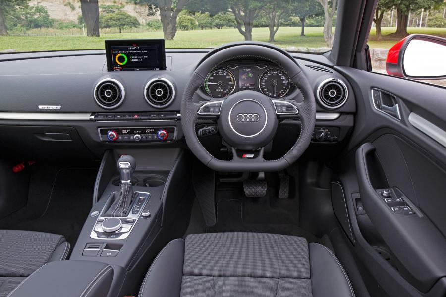 Торпедо Audi A3 Sportback e-tron (8V) 2015 года  (JP) (фото 5 из 5)